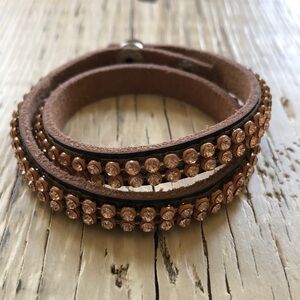 Leather bracelet with rose gold stones
